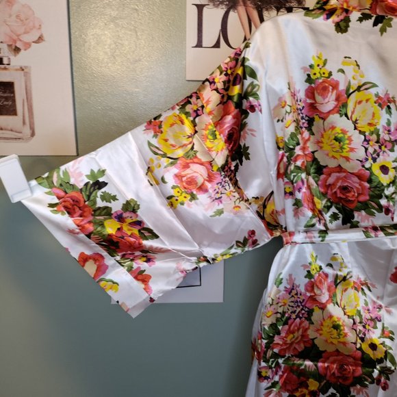 Women's Floral Kimono Satin Short Robe Size: M / L - Picture 8 of 13